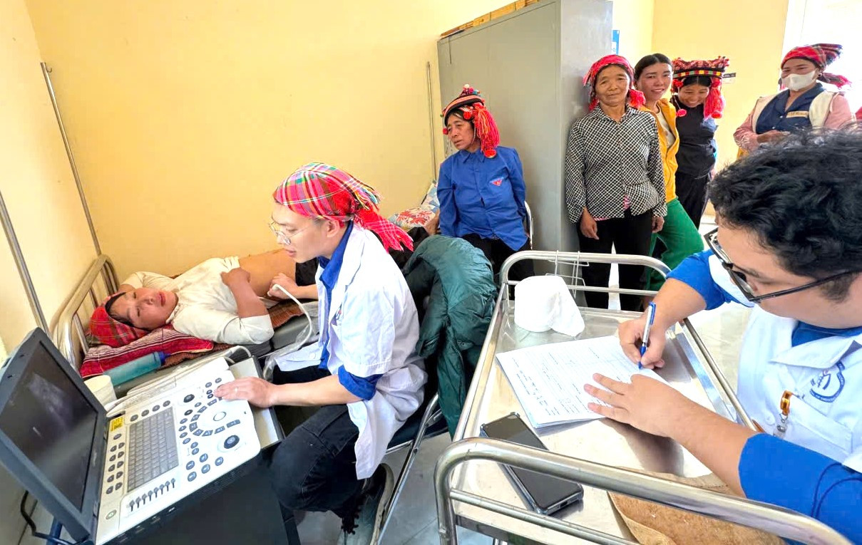 Trong khuôn khổ chương trình "Tháng 3 Biên giới", các y bác sĩ trẻ đã thăm khám bệnh cho bà con xã Thu Lũm.