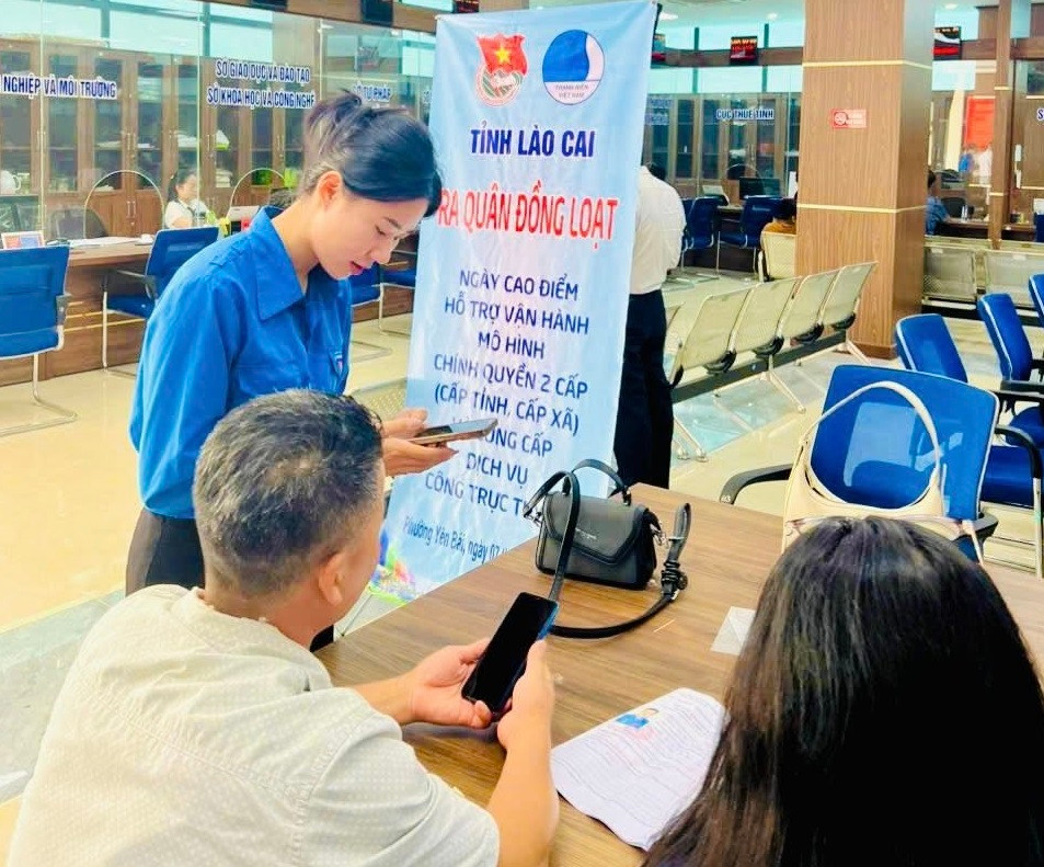 Trên địa bàn tỉnh Lào Cai có 2 đội hình thanh niên tình nguyện cấp tỉnh và 99 đội hình cấp xã, phường. Những phần việc cụ thể được giao ngay trong buổi sáng: phân luồng người dân tại Trung tâm hành chính công, hỗ trợ đăng ký tài khoản VNeID, hướng dẫn thao tác trên Cổng dịch vụ công quốc gia, hỗ trợ nộp hồ sơ trực tuyến, thanh toán lệ phí, đăng ký hộ kinh doanh, cấp đổi căn cước công dân, giấy phép lái xe, khai báo y tế, bảo hiểm, thuế, giáo dục…