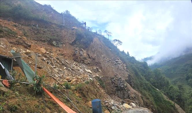 Khu vực lán trại bị hư hỏng do vụ sạt lở (ảnh trái) và nạn nhân được lực lượng chức năng đưa đi cấp cứu (ảnh phải - ảnh: Báo Quân đội Nhân dân) Khu vực lán trại bị hư hỏng do vụ sạt lở (ảnh trái) và nạn nhân được lực lượng chức năng đưa đi cấp cứu (ảnh phải - ảnh: Báo Quân đội Nhân dân)