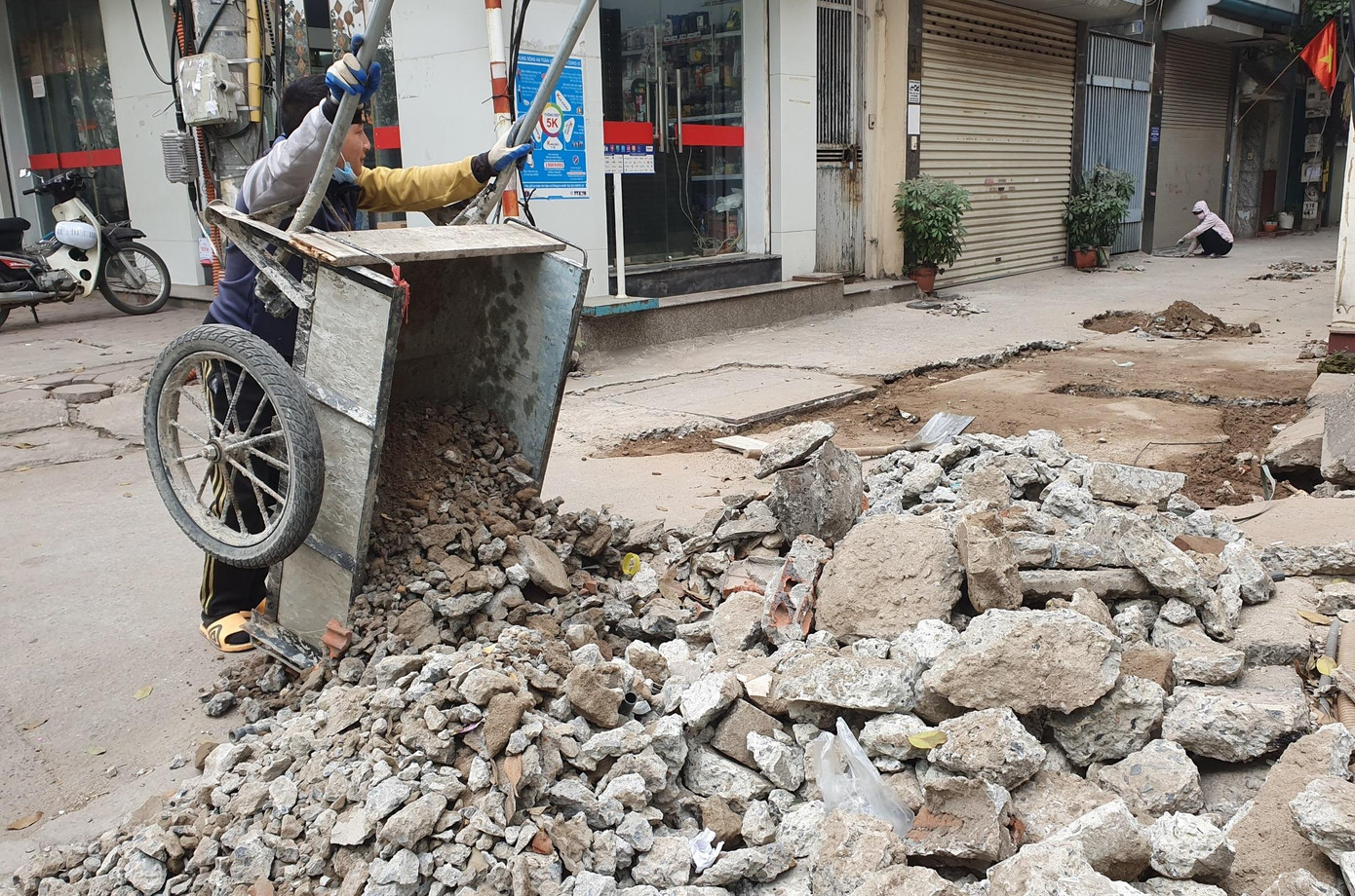 Năm nay, vì dịch COVID-19 nên phần lớn lao động ở "chợ người" đã về quê, số ít còn lại đẩy xe hàng ở chợ hoặc cố gắng bám trụ đến sát Tết. Thời điểm cuối năm, thông thường sẽ "việc nhiều, thợ ít", nhưng năm nay mọi thứ đã thay đổi, việc ít, lao động thưa thớt.