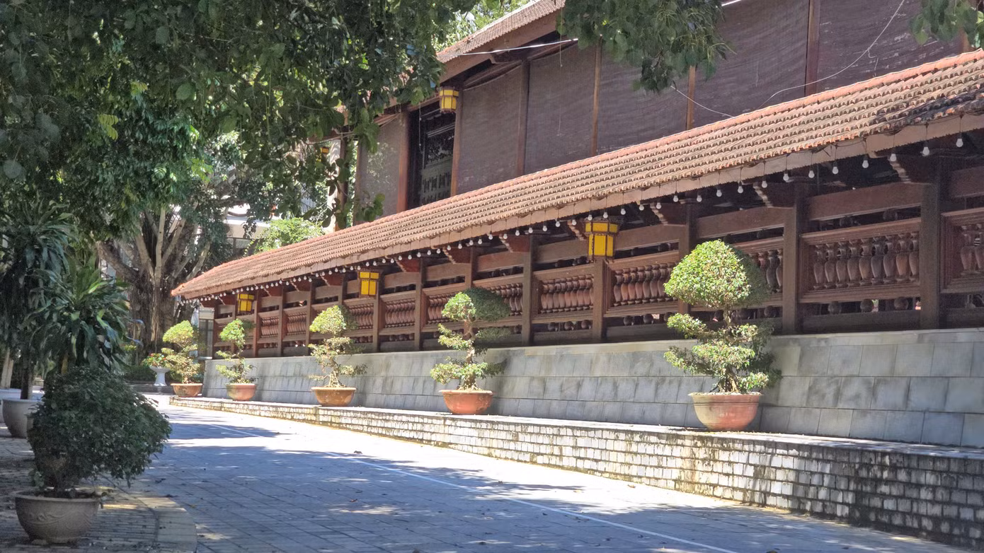 Hình ảnh phía sau nhà sàn. Tổng diện tích khu du lịch sinh thái là 20 ha.
