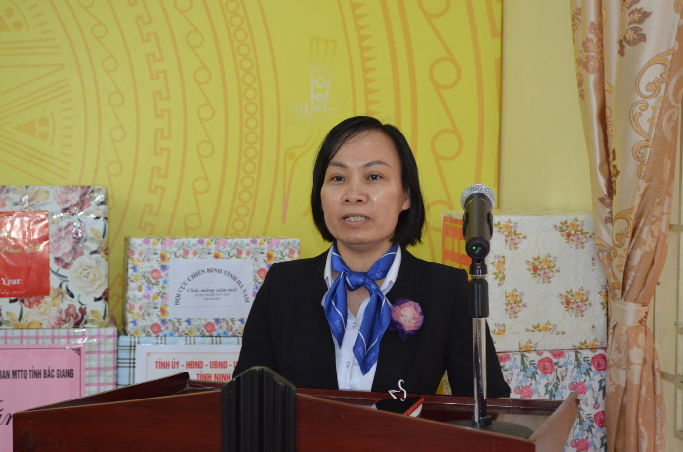 Bà Mai Thị Bình, Phó Giám đốc, Chủ tịch Công đoàn Ngân hàng BIDV chi nhánh Hà Nam cho biết: Đây là hoạt động hết sức ý nghĩa do ngân hàng BIDV đồng hành cùng báo Tiền Phong nhiều năm qua. Năm nay, chi nhánh BIDV Hà Nam trao các phần quà trị giá 65 triệu đồng tặng các thương bệnh binh ở 3 trung tâm thương binh của tỉnh Hà Nam. Bà Mai Thị Bình, Phó Giám đốc, Chủ tịch Công đoàn Ngân hàng BIDV chi nhánh Hà Nam cho biết: Đây là hoạt động hết sức ý nghĩa do ngân hàng BIDV đồng hành cùng báo Tiền Phong nhiều năm qua. Năm nay, chi nhánh BIDV Hà Nam trao các phần quà trị giá 65 triệu đồng tặng các thương bệnh binh ở 3 trung tâm thương binh của tỉnh Hà Nam.
