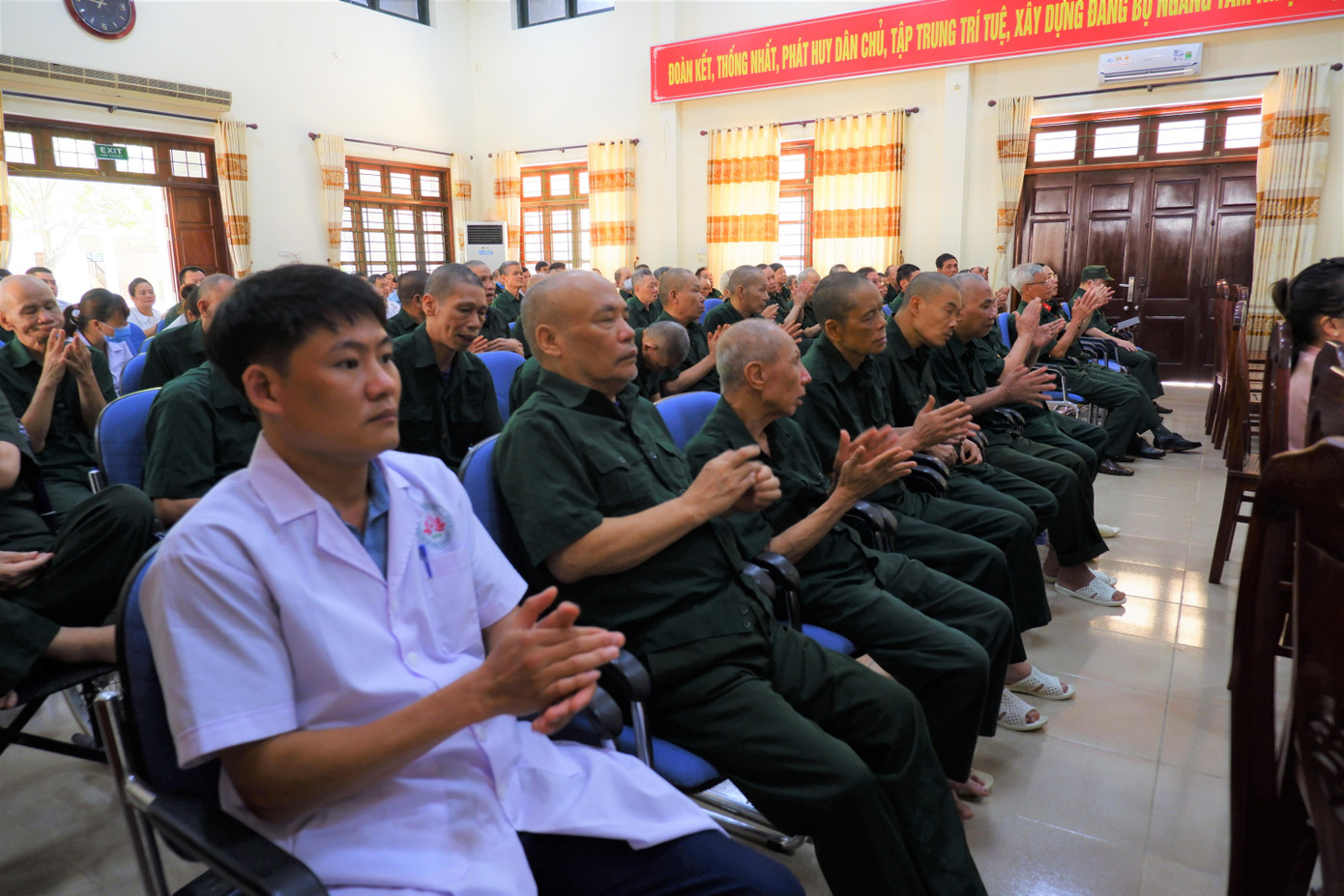 Ông Phạm Ngọc Thắng, Phó Giám đốc Trung tâm cho biết, hiện nay, Trung tâm quản lý nuôi dưỡng 112 người, trong đó có 77 thương bệnh binh nặng bị tâm thần mãn tính, sa sút trí tuệ, buồn vui lẫn lộn. "Anh em trong Trung tâm rất vui mừng được đón tiếp đoàn, cảm ơn Him Lam Land, báo Tiền Phong đã quan tâm đến thăm hỏi, động viên thường xuyên", ông Thắng nói.