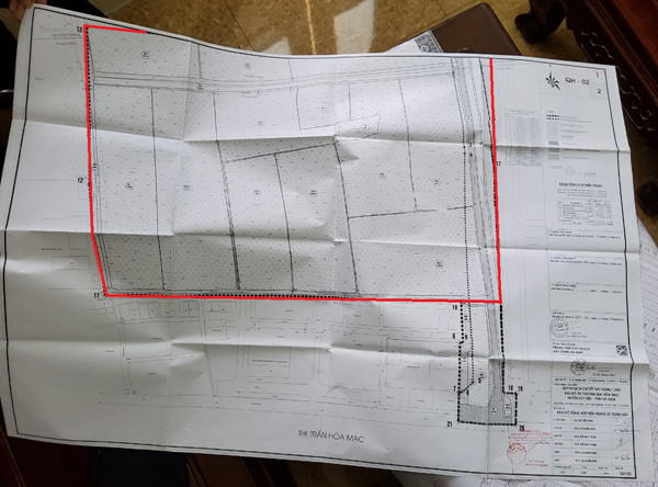 Tại các bản đồ quy hoạch được treo công khai chỉ thể hiện phần dự án rất vuông vức (phần theo đường vẽ màu đỏ trong ảnh) không thấy có phần đất của gia đình ông Phái. Tại các bản đồ quy hoạch được treo công khai chỉ thể hiện phần dự án rất vuông vức (phần theo đường vẽ màu đỏ trong ảnh) không thấy có phần đất của gia đình ông Phái.