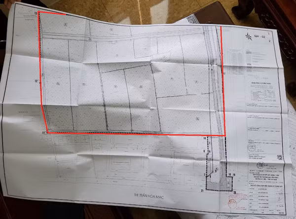 Tại các bản đồ quy hoạch được treo công khai chỉ thể hiện phần dự án rất vuông vức (phần theo đường vẽ màu đỏ trong ảnh) không thấy có phần đất của gia đình ông Phái.