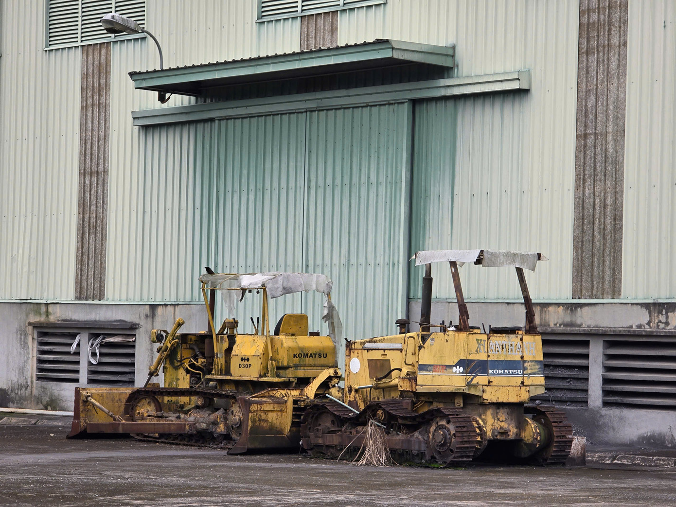 Sở KH&amp;ĐT Lào Cai đề nghị UBND tỉnh giao Cục Thuế rà soát, gửi thông báo đề nghị thu hồi đất. Trên cơ sở đó, Sở TN&amp;MT tham mưu, xử lý việc thu hồi đất. Trong ảnh, máy ủi tại khu nhà xưởng lâu không hoạt động, đứt xích, gỉ sét.