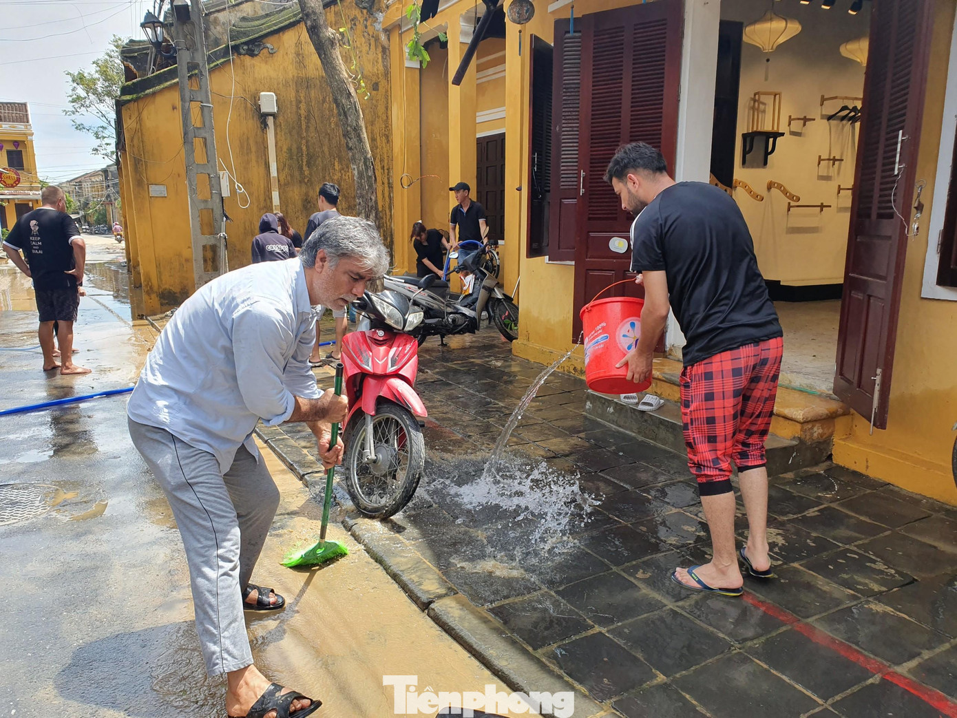 Chủ quán, du khách nước ngoài, người tưới, người quét.