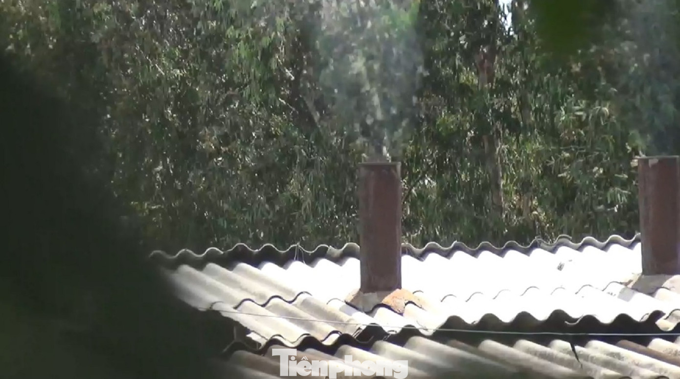 Để che mắt người dân, hệ thống ống khói được chia thành hàng chục ống xả nhỏ. Nếu không quan sát kỹ, không thể biết những lò tái chế này liên tục hoạt động và nhả khói. (Cảnh lò hoạt động trước khi bị kiểm tra xử lý)