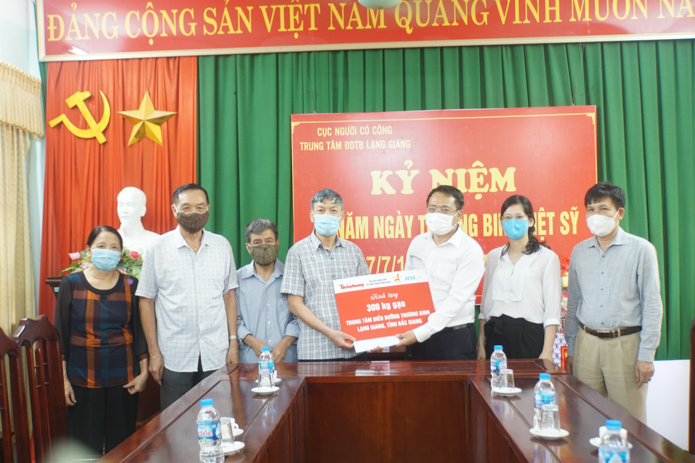 Lãnh đạo Trung tâm Chăm sóc Thương binh Lạng Giang đánh giá cao và cảm ơn báo Tiền Phong, Him Lam Land luôn quan tâm, hỗ trợ các thương binh ở đây. Tại đây, thông qua báo Tiền Phong, Him Lam Land tặng 15 triệu đồng cho các thương binh của trung tâm. Hội doanh nhân trẻ Việt Nam, Hội Cựu chiến binh Trung ương Đoàn TNCS HCM, mô hình ATM gạo cũng gửi tặng 400 kg gạo cho các thương binh của trung tâm gửi tặng 300 kg gạo cho các thương, bệnh binh của trung tâm.