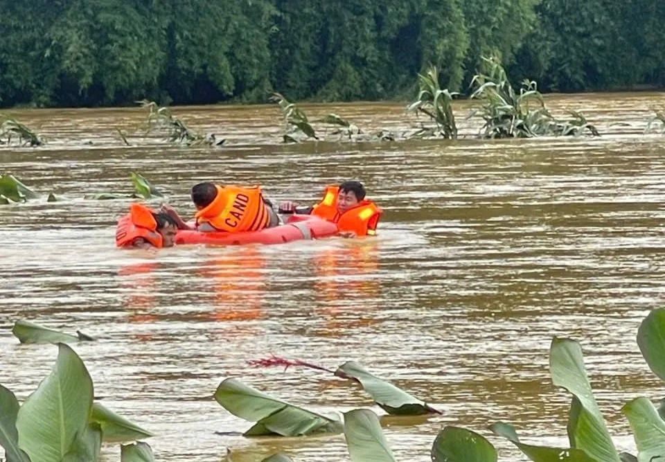 Các lực lượng tại chỗ, công an, quân đội triển khai hỗ trợ di chuyển tài sản và bố trí chỗ ở tạm cho các hộ dân bị thiệt hại.