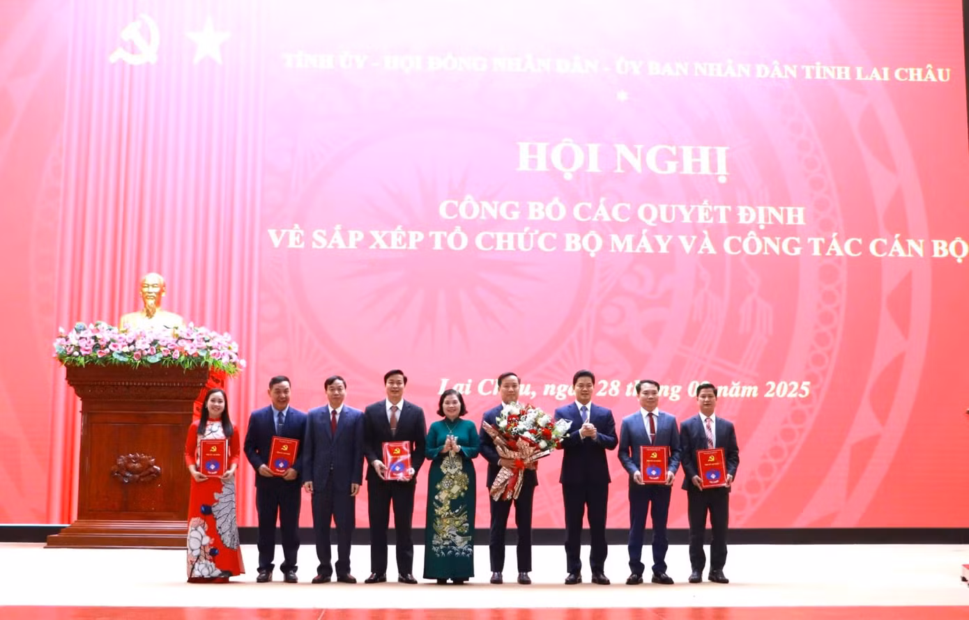 Bí thư Tỉnh ủy Lai Châu Giàng Páo Mỷ, Phó Bí thư Thường trực Tỉnh ủy Vũ Mạnh Hà trao quyết định cho lãnh đạo Ban Tuyên giáo và Dân vận Tỉnh ủy. Ảnh: CTT tỉnh Lai Châu Bí thư Tỉnh ủy Lai Châu Giàng Páo Mỷ, Phó Bí thư Thường trực Tỉnh ủy Vũ Mạnh Hà trao quyết định cho lãnh đạo Ban Tuyên giáo và Dân vận Tỉnh ủy. Ảnh: CTT tỉnh Lai Châu