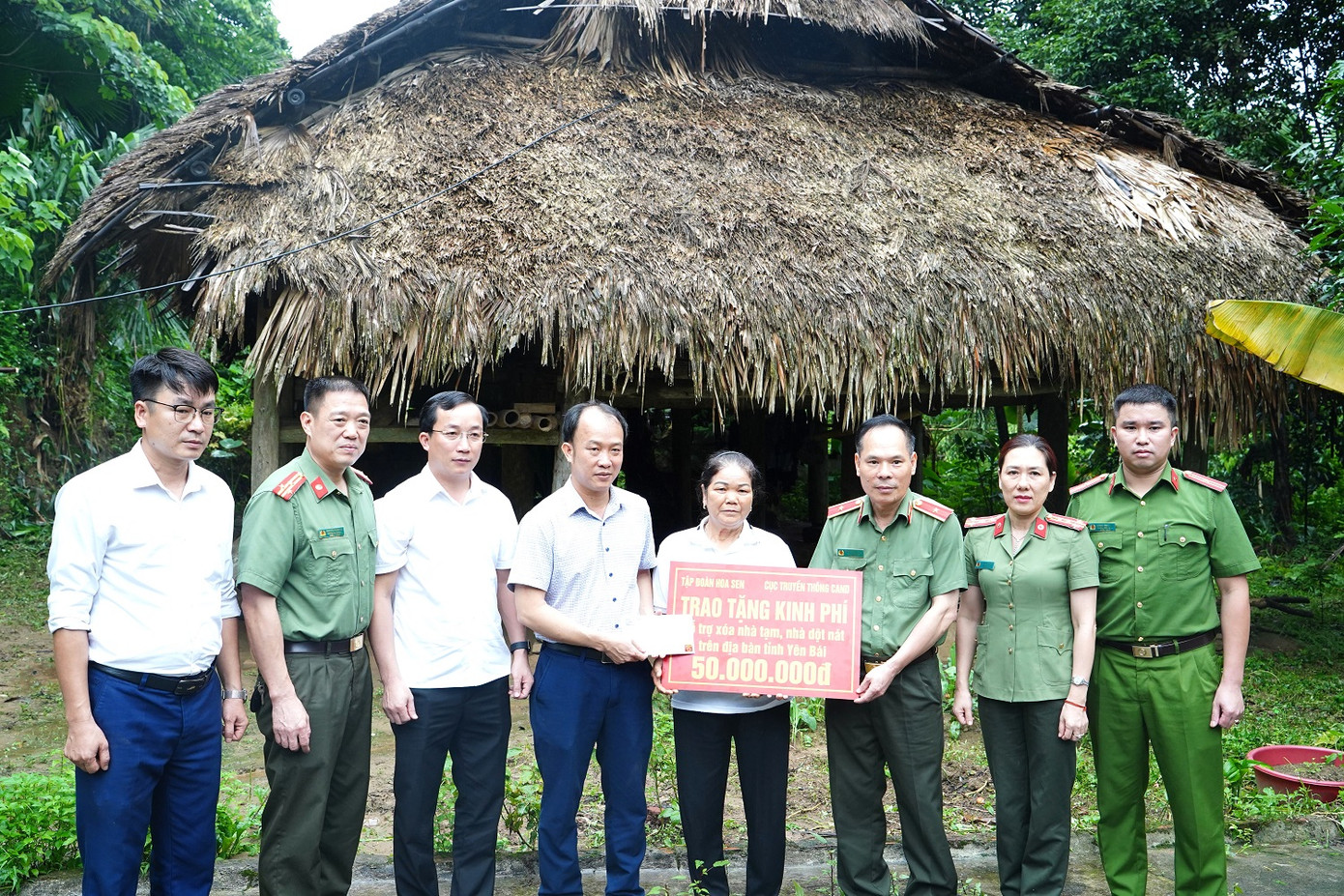 Trao suất hỗ trợ xây dựng nhà mới cho gia đình bà Hoàng Thị Việt ở thôn Khe Gầy. Trao suất hỗ trợ xây dựng nhà mới cho gia đình bà Hoàng Thị Việt ở thôn Khe Gầy.