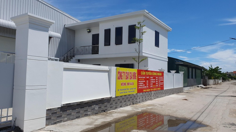 Một phần đất nông nghiệp của gia đình ông Phạm Văn Bường, Phạm Văn Sắc chuyển nhượng cho một người địa phương khác để xây dựng nhà xưởng sản xuất.