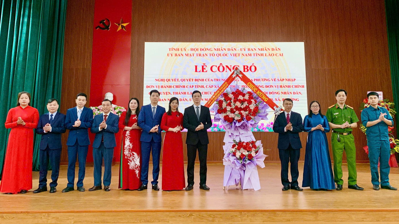 Chị Giàng Thị Mai - Bí thư Tỉnh Đoàn Lào Cai (thứ 3 từ phải sang) được chỉ định giữ chức Phó Bí thư Thường trực Đảng uỷ xã Cốc San. Chị Giàng Thị Mai - Bí thư Tỉnh Đoàn Lào Cai (thứ 3 từ phải sang) được chỉ định giữ chức Phó Bí thư Thường trực Đảng uỷ xã Cốc San.