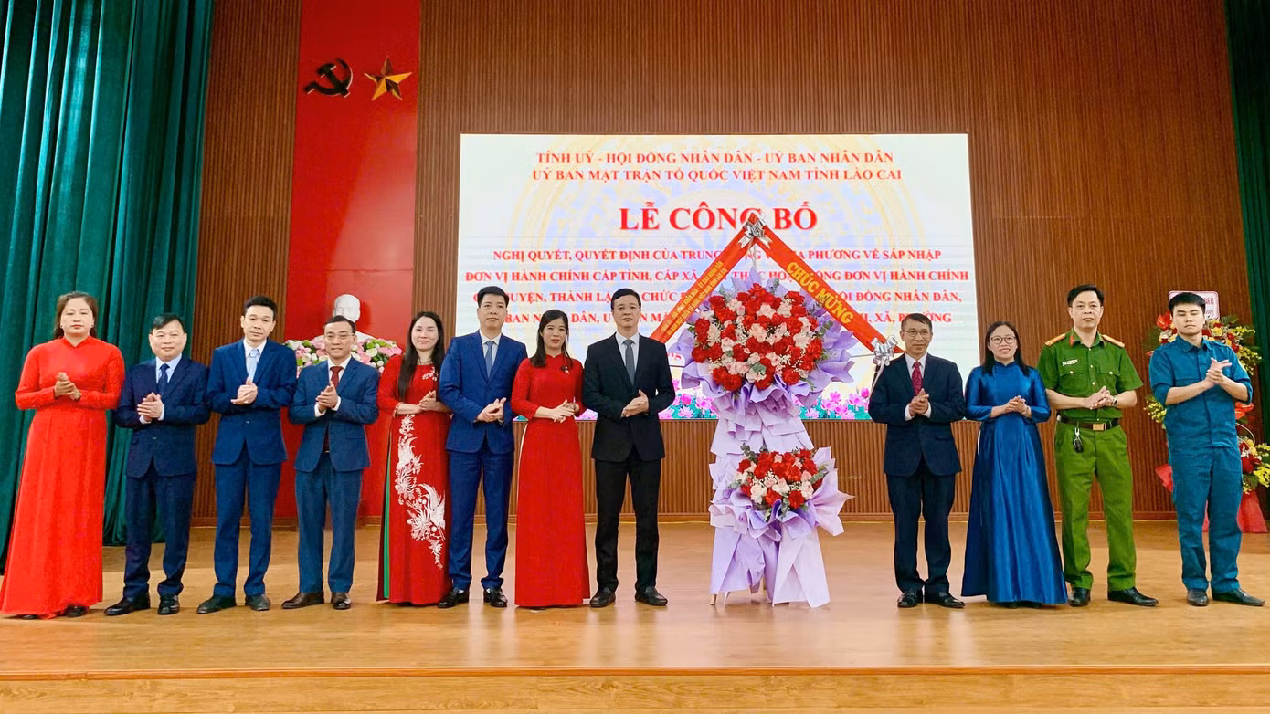 Chị Giàng Thị Mai - Bí thư Tỉnh Đoàn Lào Cai (thứ 3 từ phải sang) được chỉ định giữ chức Phó Bí thư Thường trực Đảng uỷ xã Cốc San.