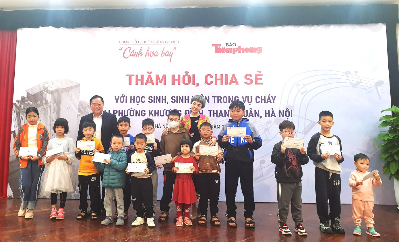 Ca sĩ Ngọc Khuê và nhà báo Lê Xuân Sơn cùng các đại biểu đã trao 34 suất quà cho 34 trẻ nhỏ, các em học sinh, sinh viên là nạn nhân trong vụ cháy.