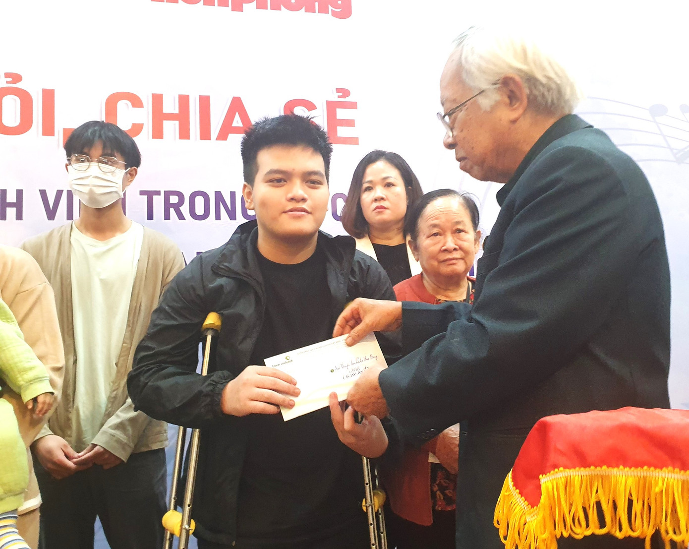 Trong ảnh là bác Phạm Ngọc Khôi, bố ca sĩ Ngọc Khuê, người đã dành một tháng lương hưu để tặng các nạn nhân trong vụ cháy.