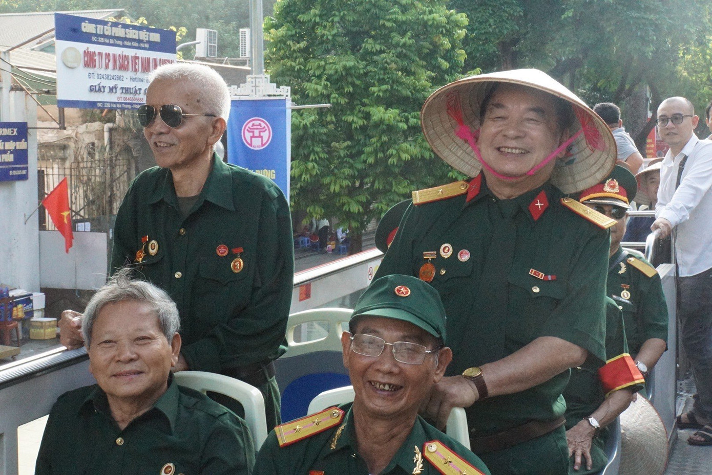 Ngồi trên xe, ai cũng háo hức quan sát cảnh vật xung quanh...