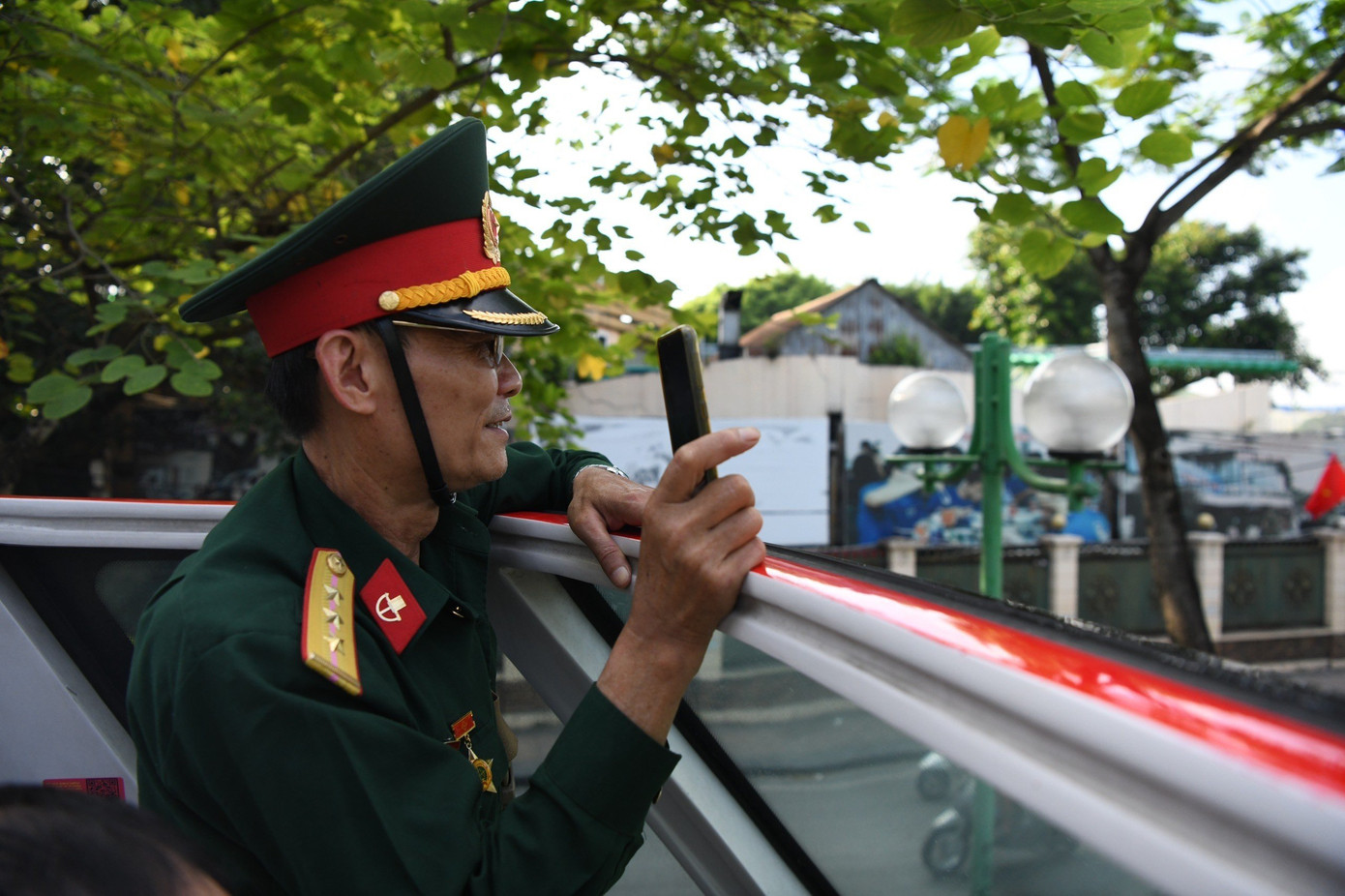 ...nhiều người lấy điện thoại ra liên tục quay, chụp hoặc phát trực tiếp (livestream) để “khoe” với bạn bè, người thân.