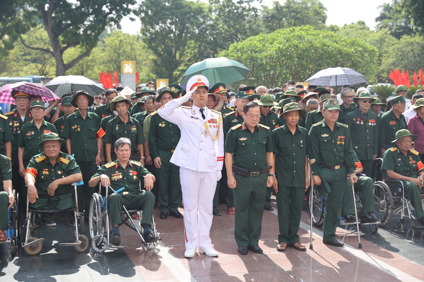 Các đại biểu dâng hương tại đài tưởng niệm.