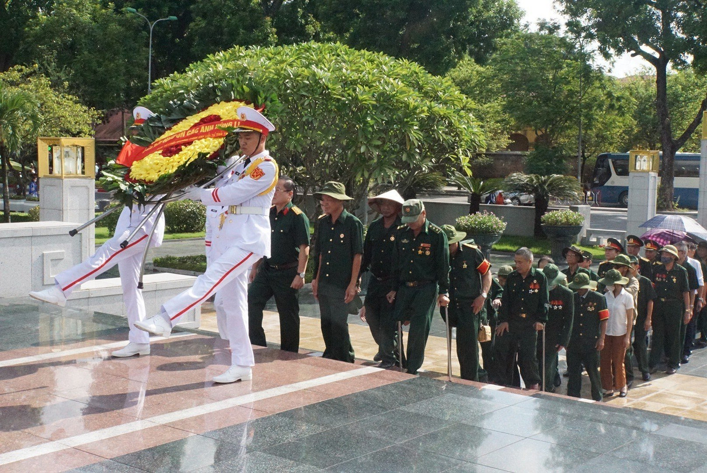 Khoảng 8h40, các đại biểu vào đặt hoa tại Đài tưởng niệm các Anh hùng, liệt sĩ.