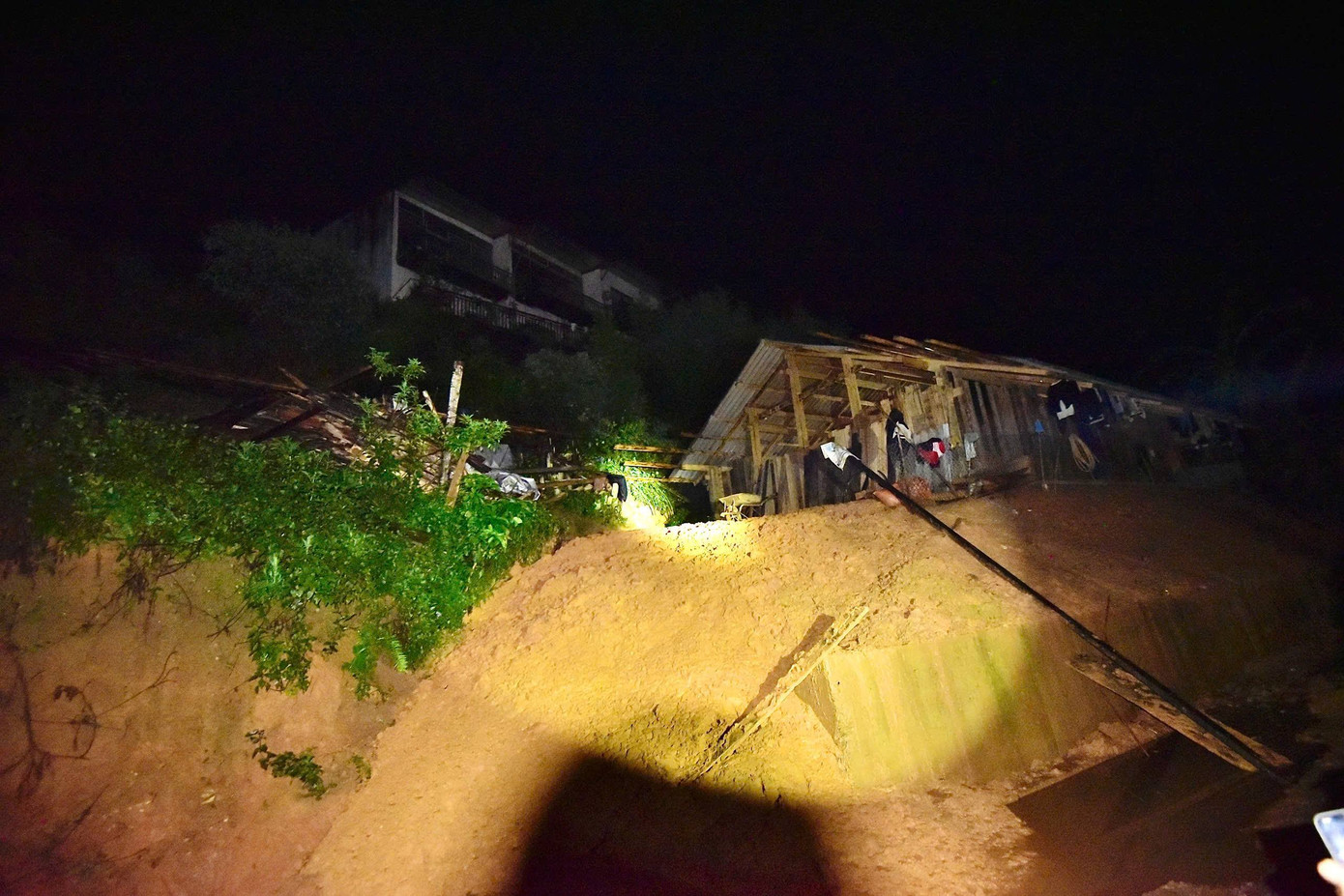 Lực lượng an ninh cơ sở thuộc tổ 3, phường Sa Pa phát hiện tại khu vực nhà ở của ông Hạng A Sèo, Hạng A Giang có dấu hiệu nguy cơ sạt lở đất. Ảnh: Tống Huệ