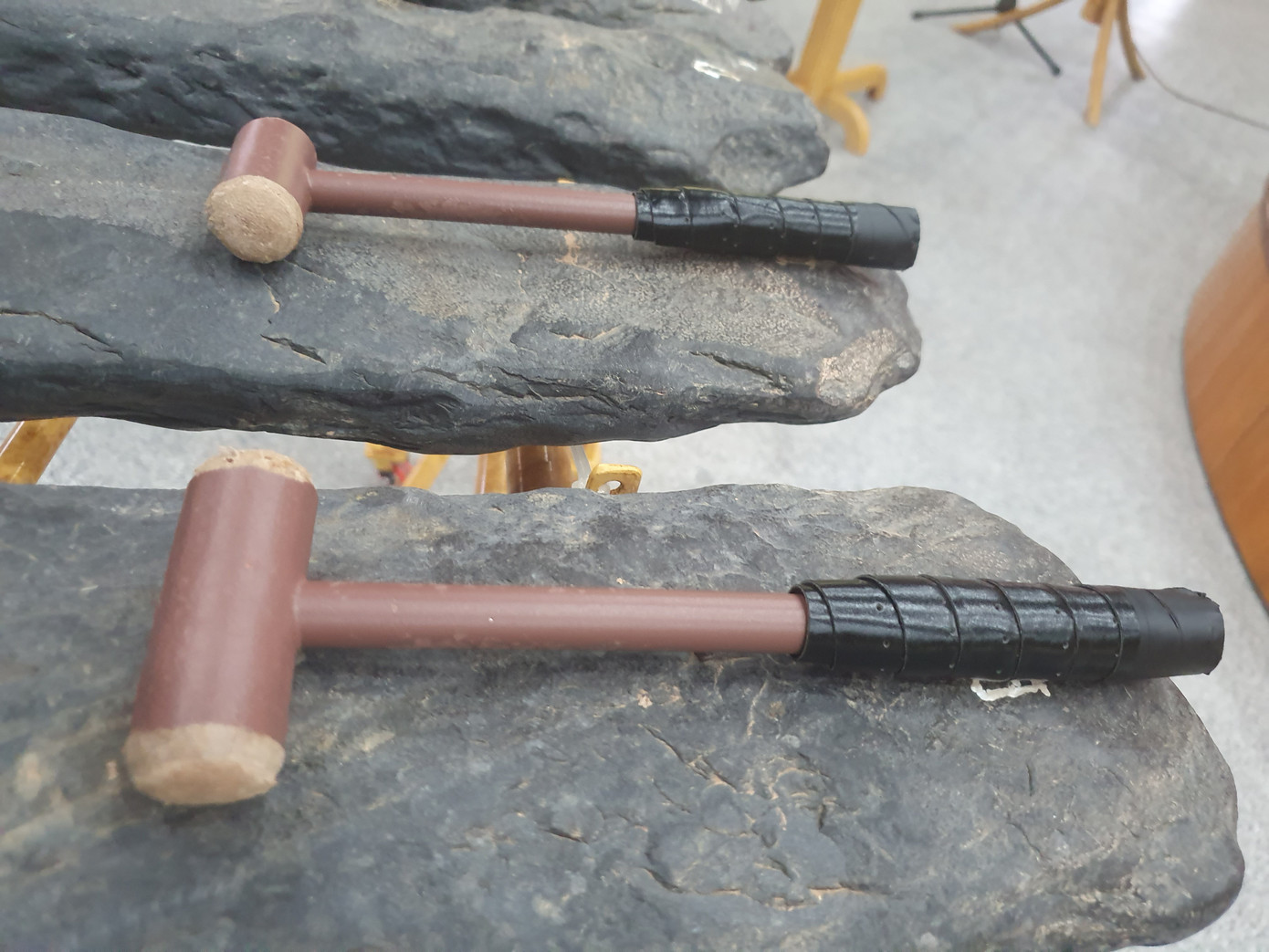 Đàn đá cổ được phát hiện tại Dốc Gạo được làm bằng các phiến đá với kích thước dài, ngắn, dày, mỏng khác nhau. Phiến đá dài, to, dày có âm thanh trầm; phiến đá ngắn, nhỏ, mỏng thì tiếng thanh và trong.