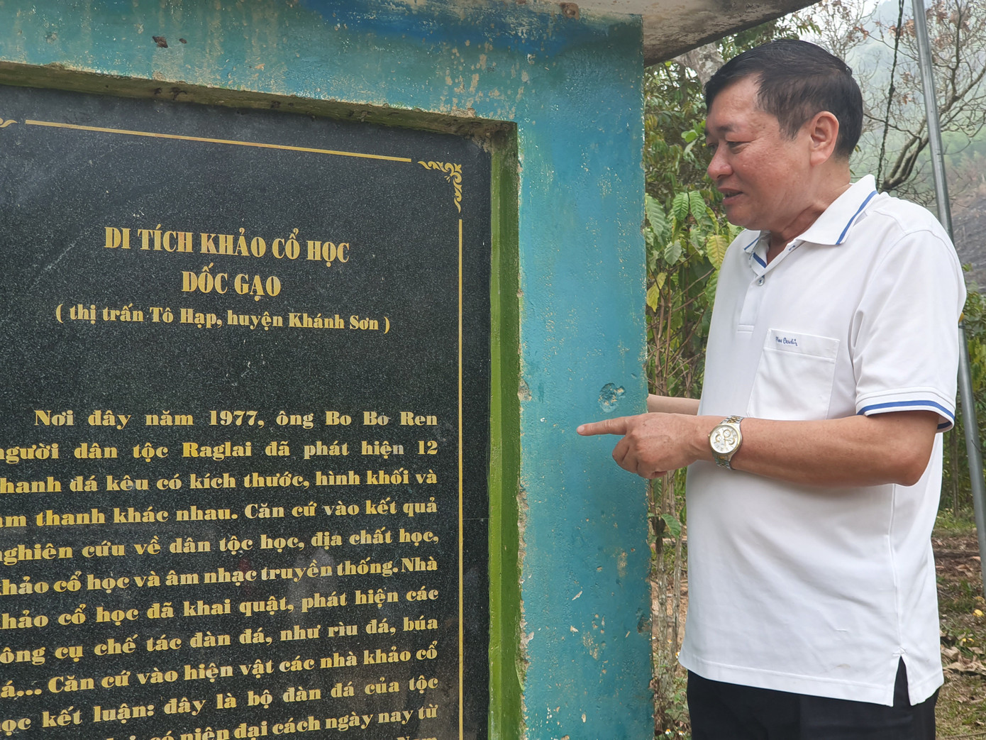 Ông Nguyễn Quốc Đông, Phó Chủ tịch UBND huyện Khánh Sơn dẫn chúng tôi ghé thăm Di tích khảo cổ học Dốc Gạo, nơi phát hiện những thanh đàn đá có niên đại hàng nghìn năm. Tại đây có một bia đá, trên đề dòng chữ: “Tại thôn Dốc Gạo, thị trấn Tô Hạp, huyện Khánh Sơn, năm 1977, ông Bo Bo Ren, người dân tộc Raglai phát hiện 12 thanh đá với kích thước, hình dáng khác nhau, có thể phát ra âm thanh khác nhau…”.