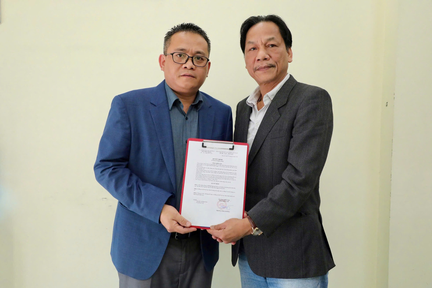 Nhà báo Lê Minh Toản, Phó Tổng Biên tập báo Tiền Phong trao quyết định bổ nhiệm nhà báo Hồ Sỹ Lực giữ chức Trưởng Văn phòng đại diện khu vực Tây Bắc. Ảnh Nguyễn Hải Nhà báo Lê Minh Toản, Phó Tổng Biên tập báo Tiền Phong trao quyết định bổ nhiệm nhà báo Hồ Sỹ Lực giữ chức Trưởng Văn phòng đại diện khu vực Tây Bắc. Ảnh Nguyễn Hải