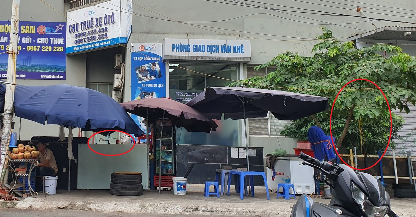 Đường điện được kéo và đường nước được đục dẫn ra phục vụ sinh hoạt, nấu nướng ngay trên vỉa hè (phần khoanh đỏ).