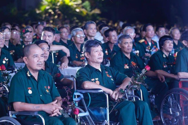 Tối 23/9, tại Trường Đại học Kinh tế Quốc dân, Ban tổ chức thực hiện chương trình giao lưu nghệ thuật mang tên “Ánh lửa từ trái tim” lần thứ hai. Tối 23/9, tại Trường Đại học Kinh tế Quốc dân, Ban tổ chức thực hiện chương trình giao lưu nghệ thuật mang tên “Ánh lửa từ trái tim” lần thứ hai.