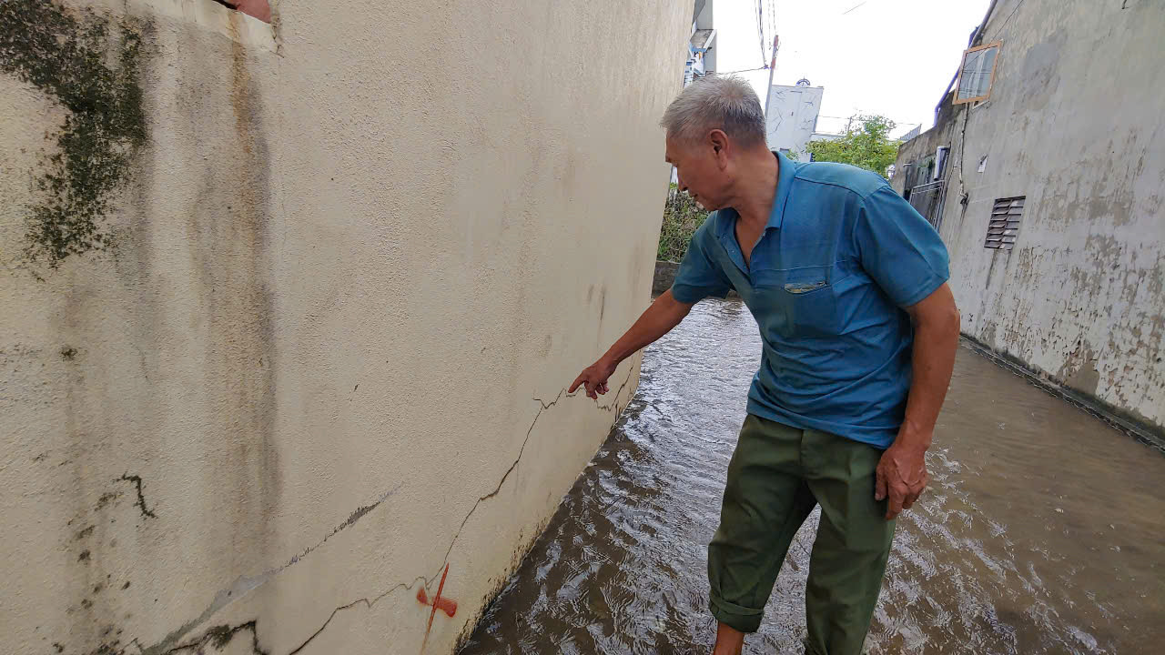 Khi thi công mở rộng tuyến đường qua xã Ân Hòa, hệ thống thoát nước của người dân vỡ