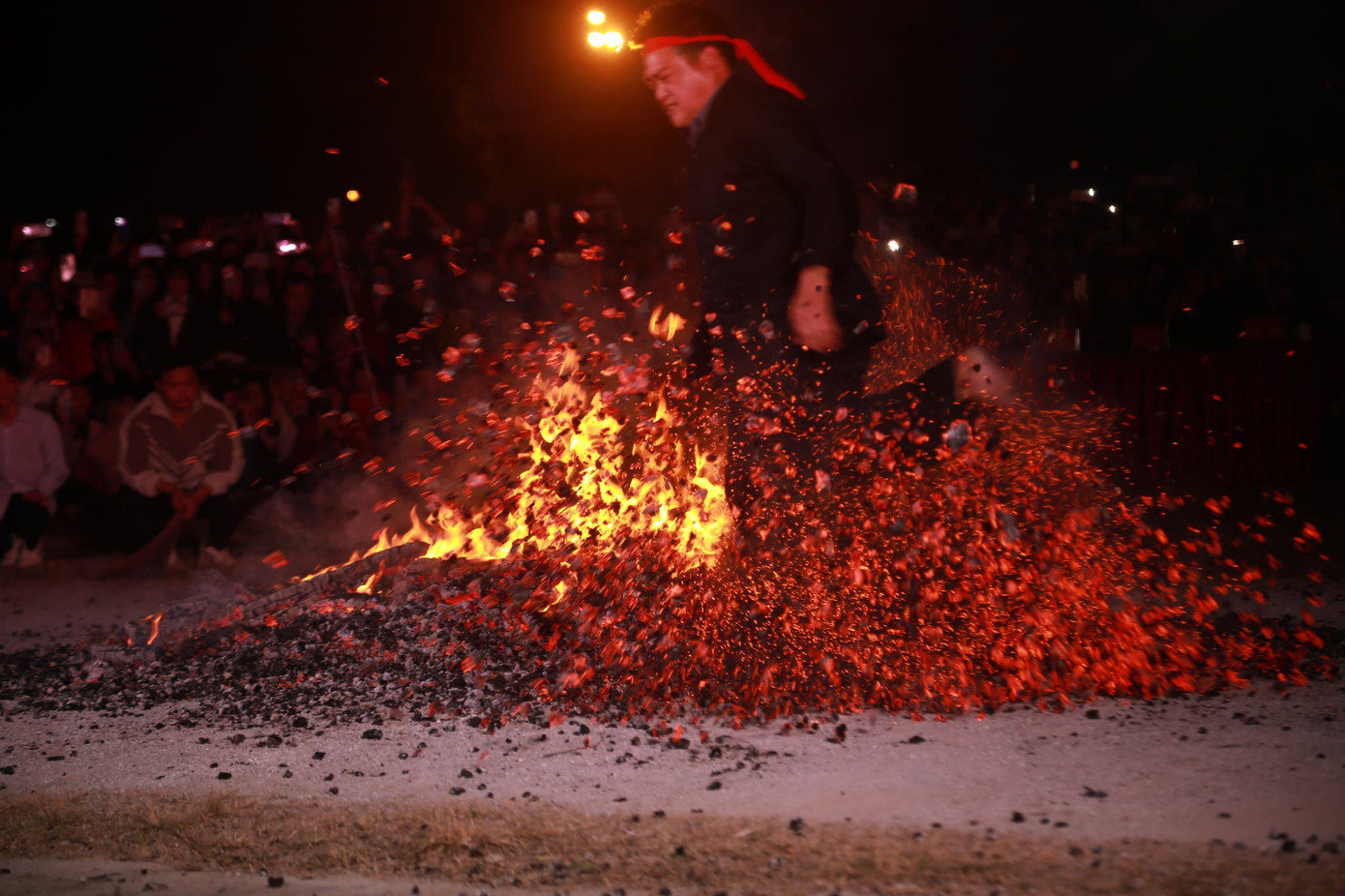 Ai trong số trò đó được thần linh nhập, người sẽ tự dưng buồn bã, rung lên, đứng dậy nhảy các động tác quanh đống lửa, sau đó sẽ nhảy vào đống lửa (còn gọi là tắm lửa). Ai trong số trò đó được thần linh nhập, người sẽ tự dưng buồn bã, rung lên, đứng dậy nhảy các động tác quanh đống lửa, sau đó sẽ nhảy vào đống lửa (còn gọi là tắm lửa).