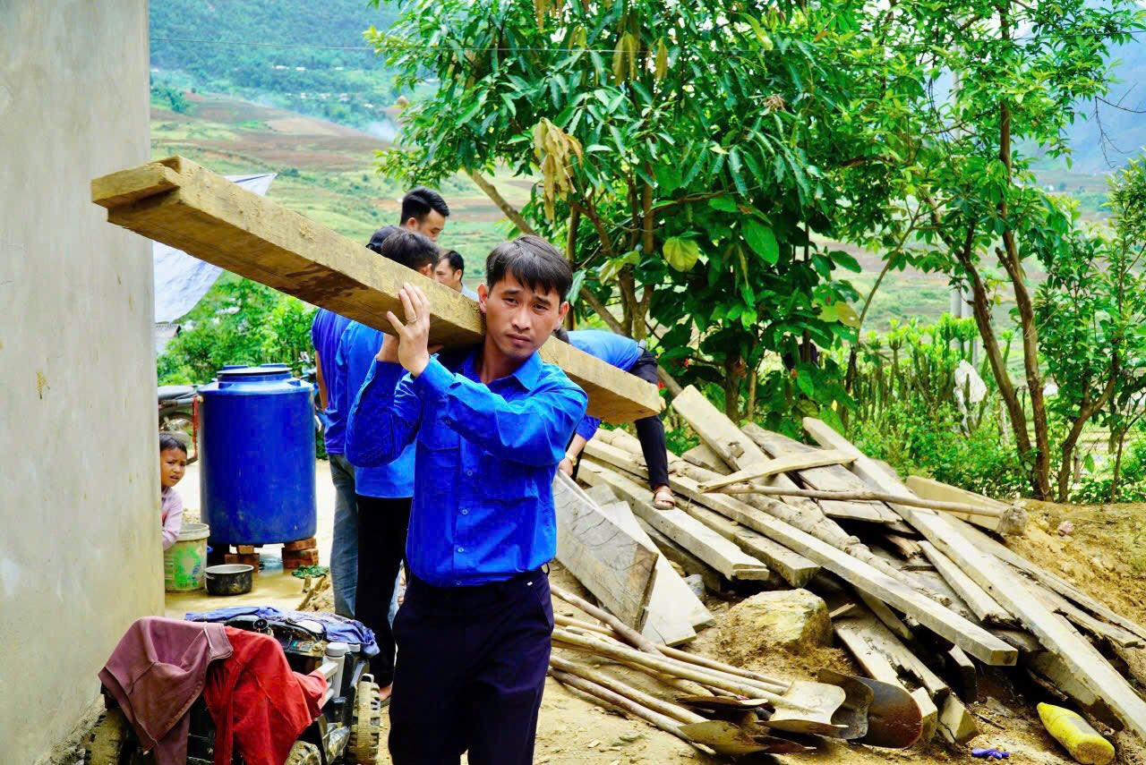 Chiến dịch Thanh niên tình nguyện Hè năm 2025 tại Lai Châu khởi động chuỗi hoạt động tình nguyện sôi nổi, lan tỏa tinh thần “cống hiến - rèn luyện” của tuổi trẻ trong toàn tỉnh Lai Châu. Trong ảnh: Đoàn viên, thanh niên tham gia hỗ trợ ngày công sửa chữa, xoá nhà tạm, nhà dột nát cho hộ nghèo.