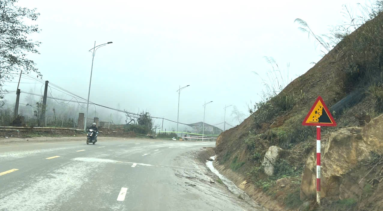 Biển cảnh báo sạt lở đất được cắm từ lâu. Ảnh: Hoàng Ngọc Định