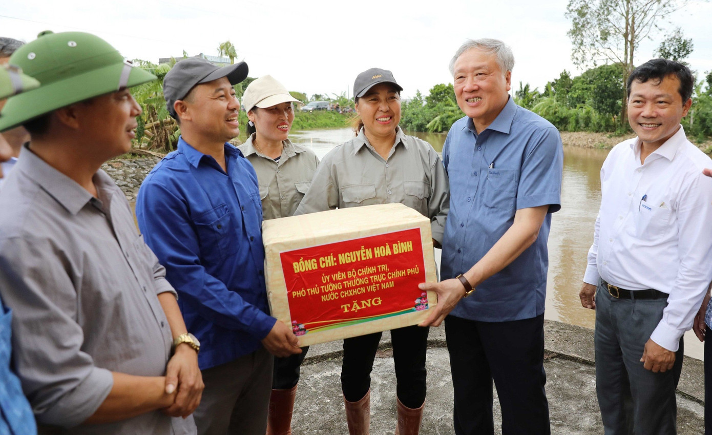 Phó Thủ tướng Thường trực Chính phủ tặng quà cho cán bộ, nhân viên Trạm bơm An Quốc xã Quốc Tuấn