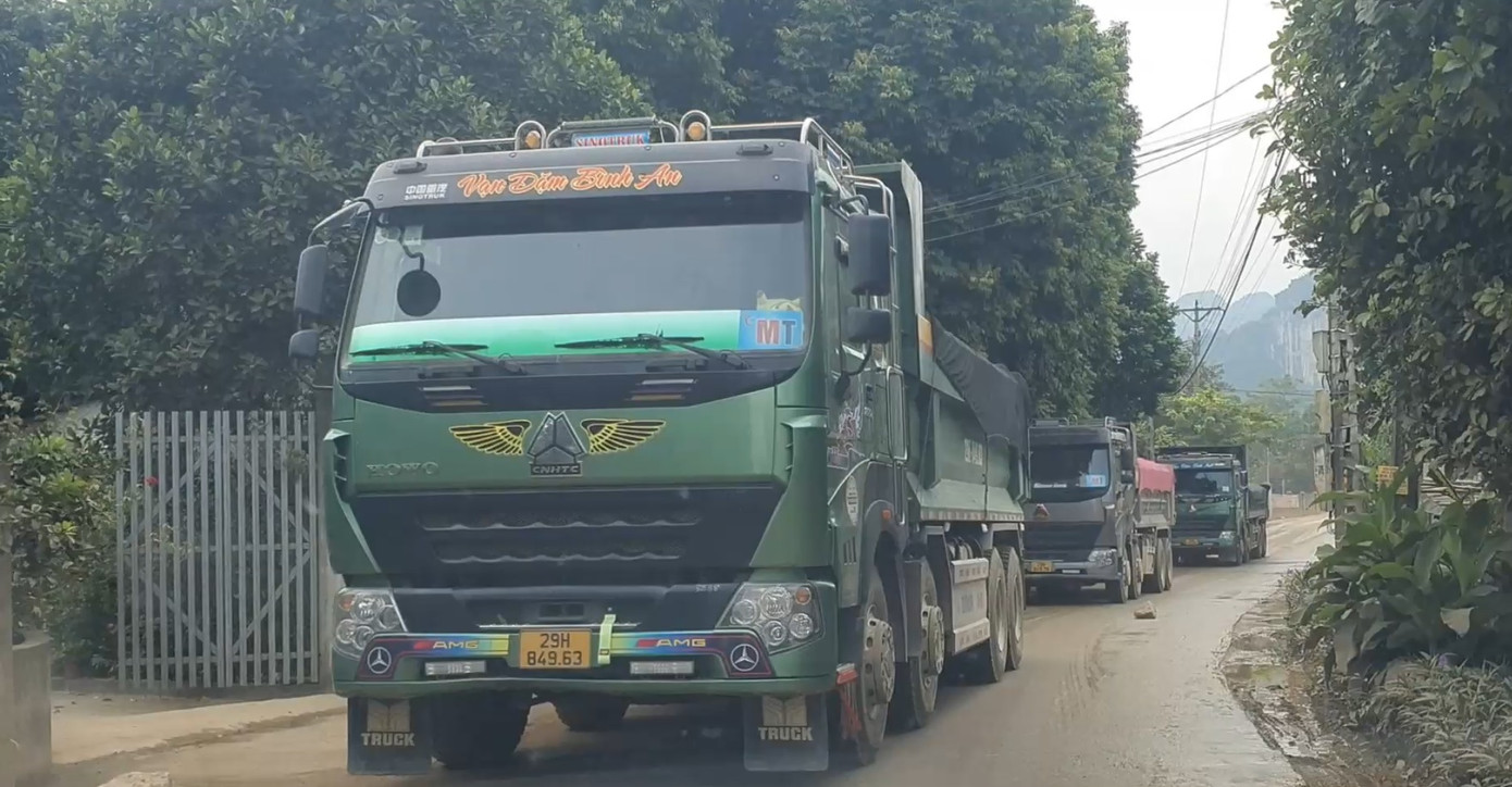 Mỗi ngày, hàng nghìn lượt xe tải howo (hổ vồ) chở đất, chạy rầm rập trên đường qua thôn. Tiếng ồn, bụi bẩn, mất an toàn giao thông khiến cuộc sống của người dân xã Liên Sơn huyện Lương Sơn (Hòa Bình) bất an…