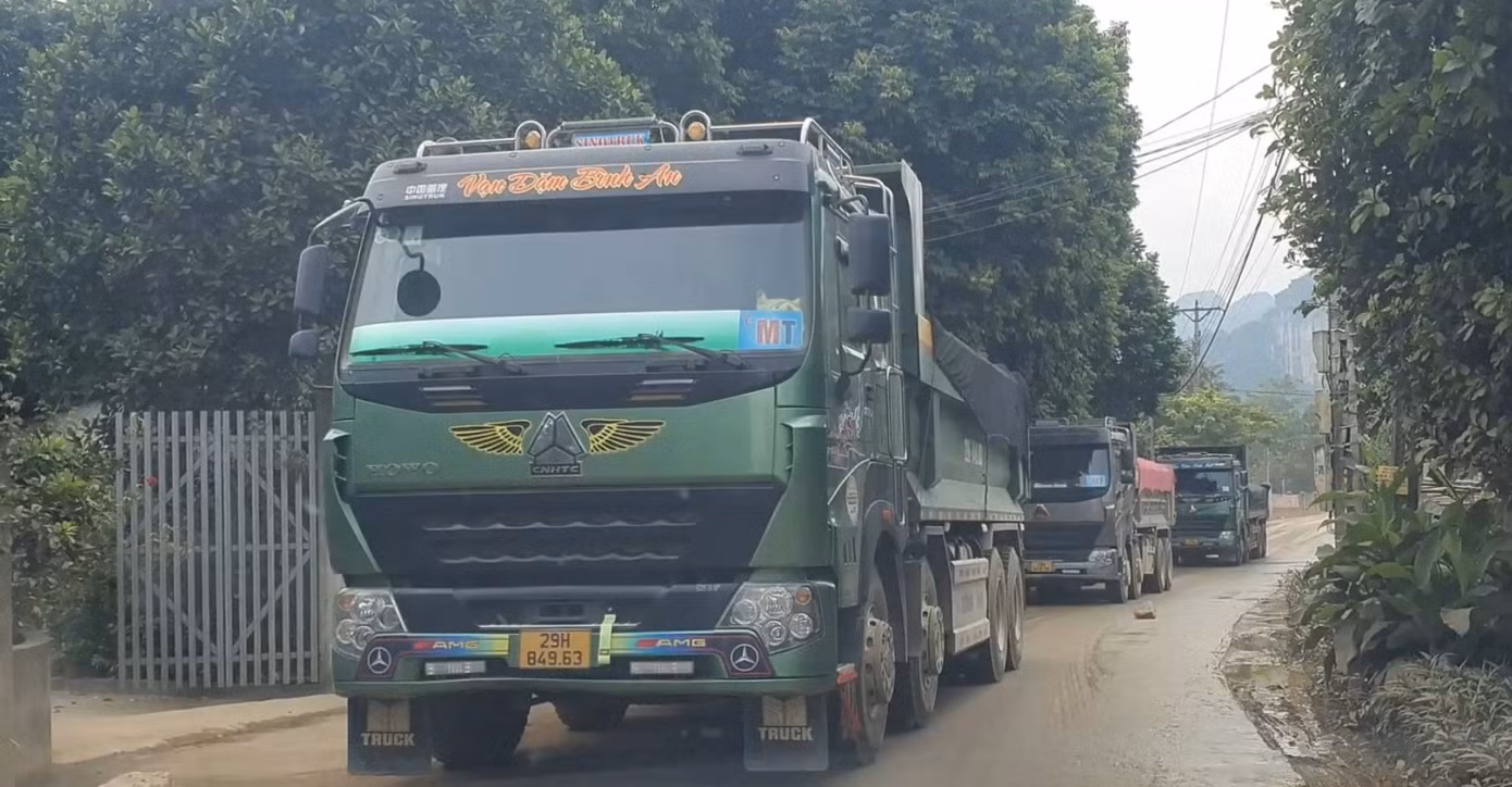 Mỗi ngày, hàng nghìn lượt xe tải howo (hổ vồ) chở đất, chạy rầm rập trên đường qua thôn. Tiếng ồn, bụi bẩn, mất an toàn giao thông khiến cuộc sống của người dân xã Liên Sơn huyện Lương Sơn (Hòa Bình) bất an…