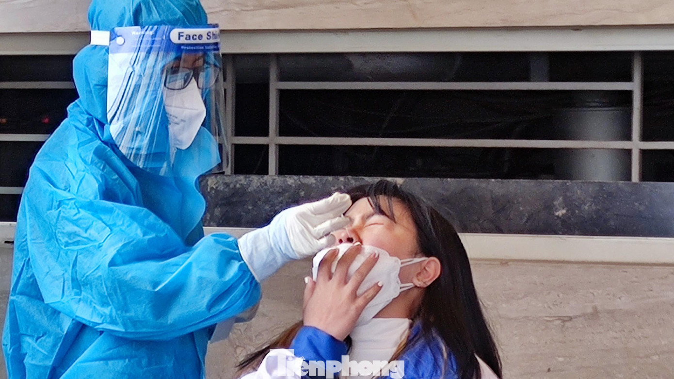 Còn tại bệnh viện đa khoa Phương Đông (Bắc Từ Liêm), giá test nhanh COVID-19 là có giá 150 nghìn đồng/mẫu, PCR là 660 nghìn đồng/mẫu đơn.