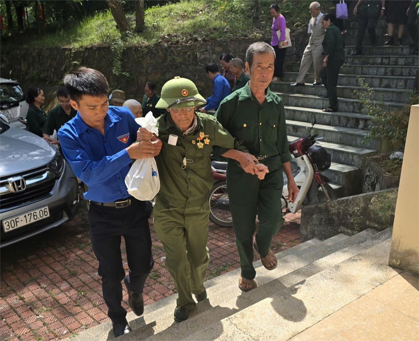 Hơn 200 cựu TNXP xây dựng hồ Đại Lải hiện đã tuổi cao, sức yếu đến tham gia chương trình