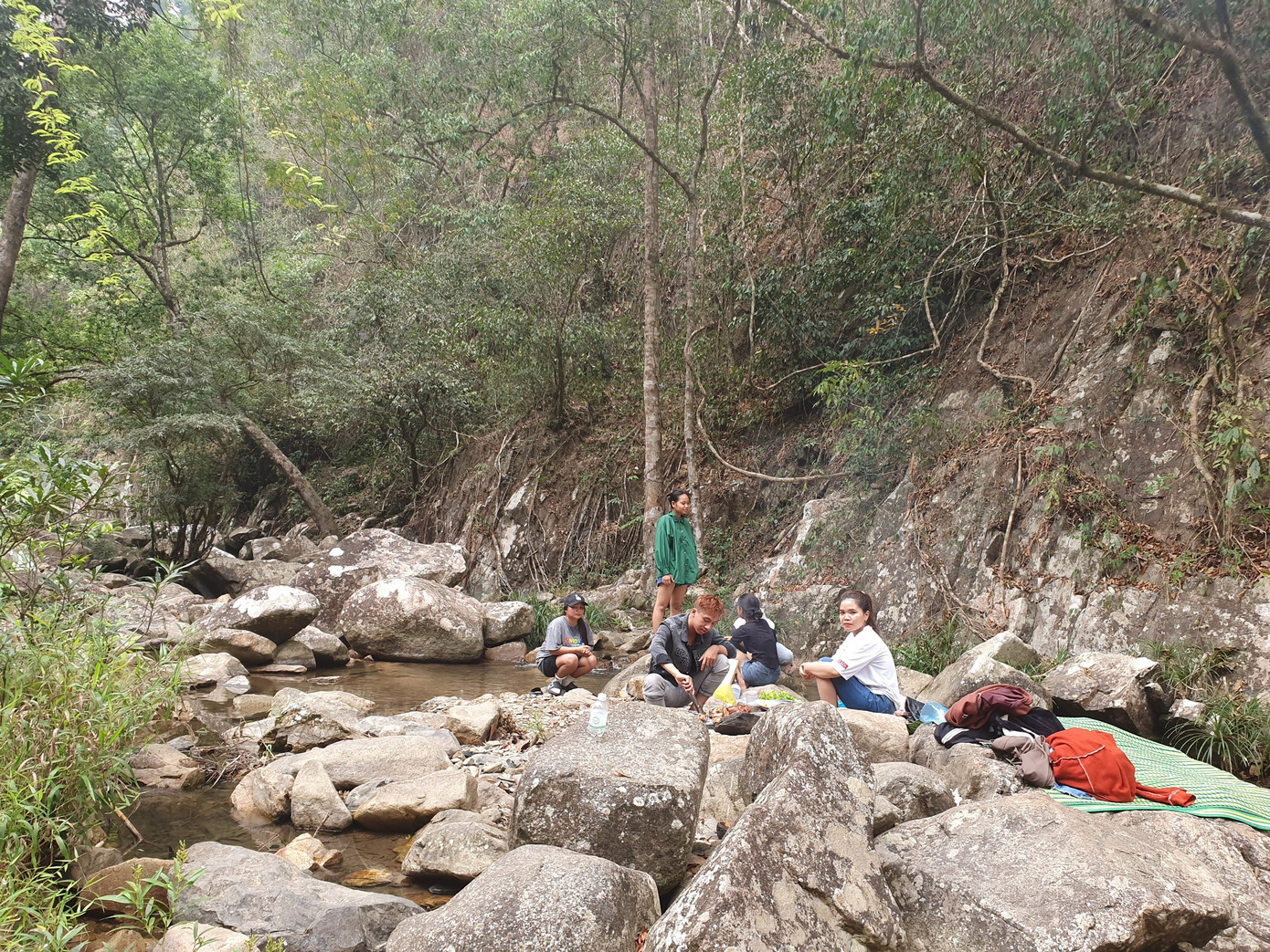 Vào mỗi dịp cuối tuần, nơi đây thu hút nhiều người trẻ đam mê du lịch thiên nhiên tới khám phá, trải nghiệm. Vào mỗi dịp cuối tuần, nơi đây thu hút nhiều người trẻ đam mê du lịch thiên nhiên tới khám phá, trải nghiệm.