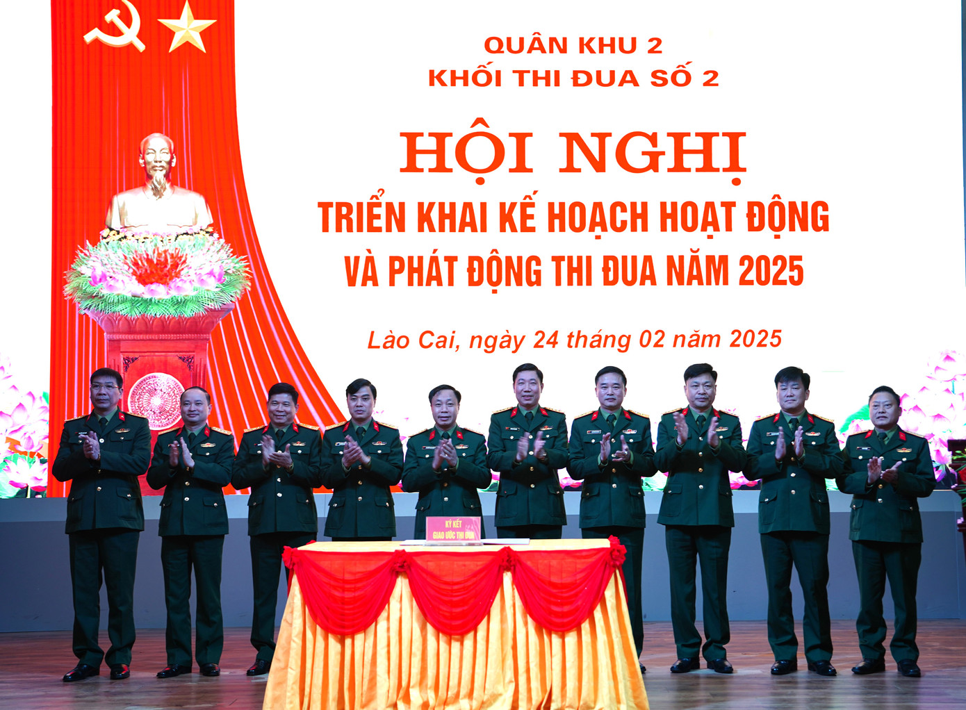 Đại diện Bộ CHQS 9 tỉnh trong Khối thi đua số 2 (Quân khu 2) cùng nhau ký giao ước thi đua năm 2025.