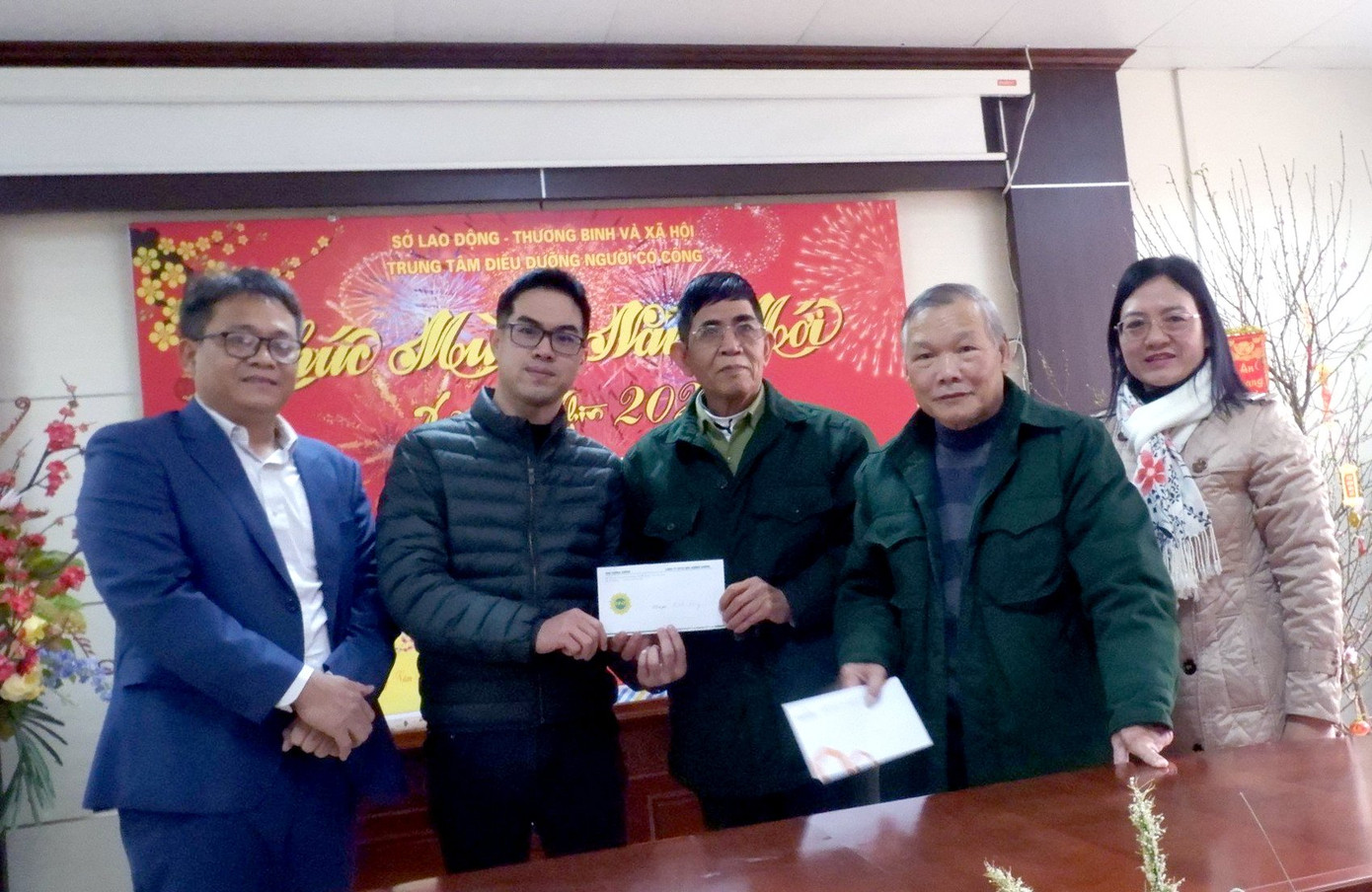 Đoàn công tác dành tặng 10 triệu đồng cho các bác thương binh nặng đang được nuôi dưỡng, chăm sóc tại Trung tâm