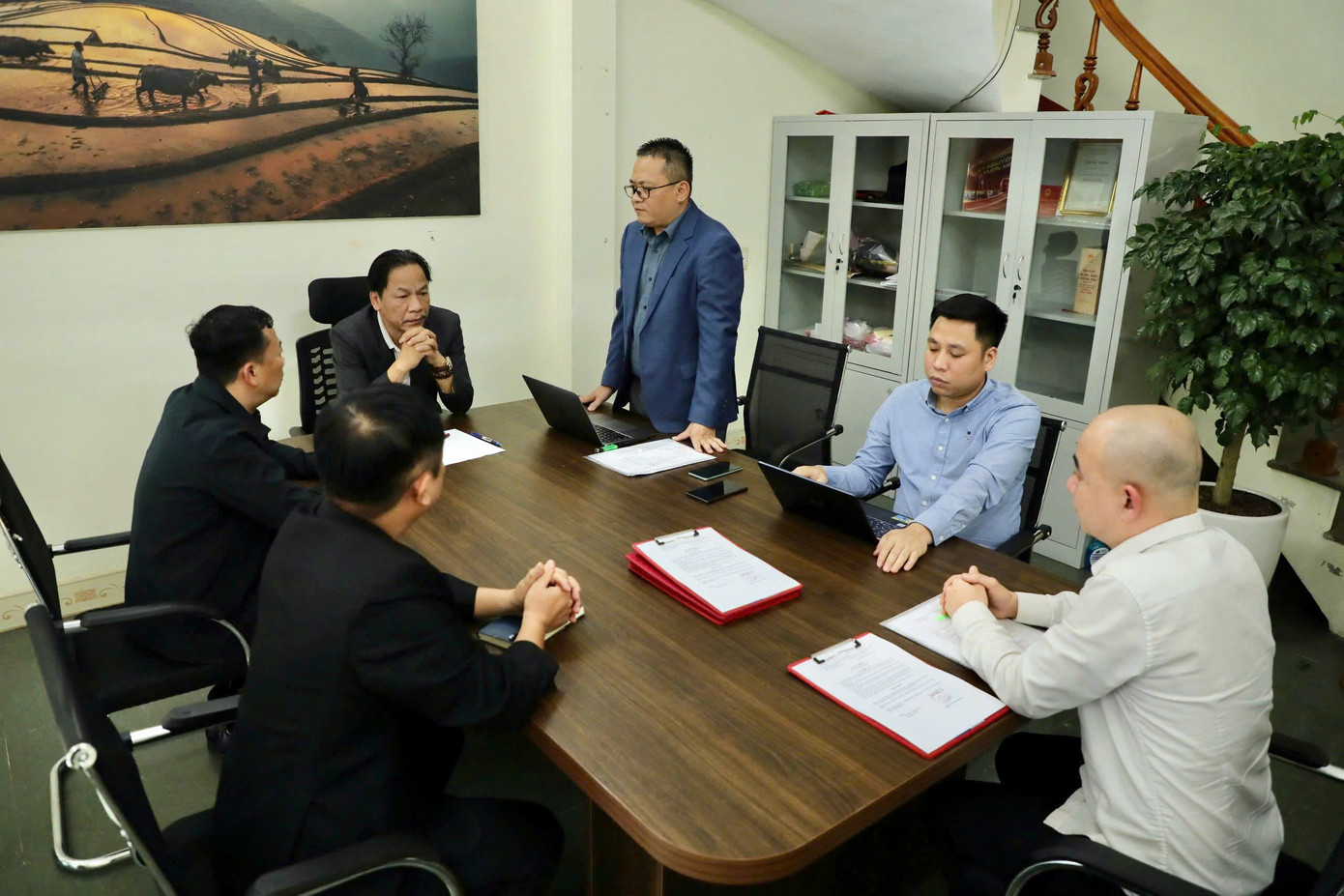 Lãnh đạo Văn phòng Tây Bắc bộ báo cáo về kế hoạch năm 2025. Ảnh Nguyễn Hải. Lãnh đạo Văn phòng Tây Bắc bộ báo cáo về kế hoạch năm 2025. Ảnh Nguyễn Hải.