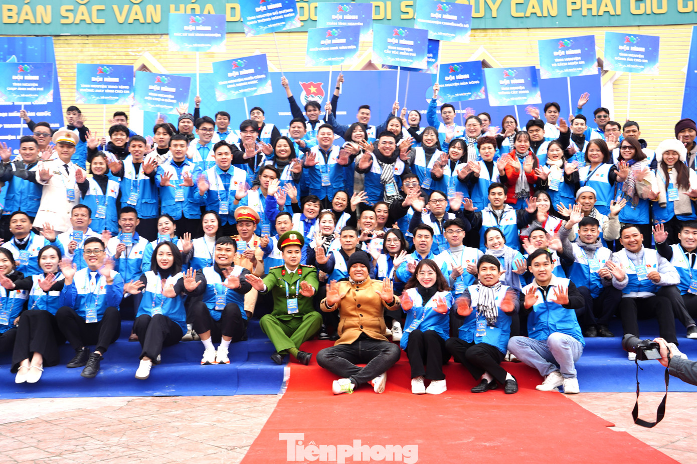 Đây là dịp để biểu dương, khen thưởng các tập thể, cá nhân có thành tích xuất sắc tiêu biểu trong hoạt động tình nguyện năm 2024. Trung ương Đoàn TNCS Hồ Chí Minh,Trung ương Hội Liên hiệp Thanh niên Việt Nam tổ chức với sự tham gia phối hợp của Tỉnh Đoàn, Hội LHTN tỉnh Lào Cai, Ban Thanh niên Công an nhân dân tổ chức Ngày hội Tình nguyện Quốc gia năm 2024 và chương trình tình nguyện mùa đông năm 2024 – Xuân tình nguyện năm 2025 cấp Trung ương tại tỉnh Lào Cai.