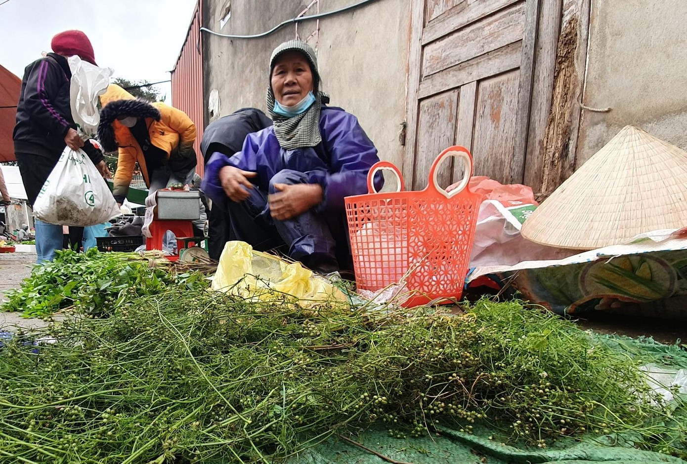 Mỗi bó mùi được bán với giá từ 3.000 - 5.000 đồng. Mỗi gia đình chỉ cần 2 bó nhỏ là có nồi nước mùi thơm lừng cả nhà. Mỗi bó mùi được bán với giá từ 3.000 - 5.000 đồng. Mỗi gia đình chỉ cần 2 bó nhỏ là có nồi nước mùi thơm lừng cả nhà.