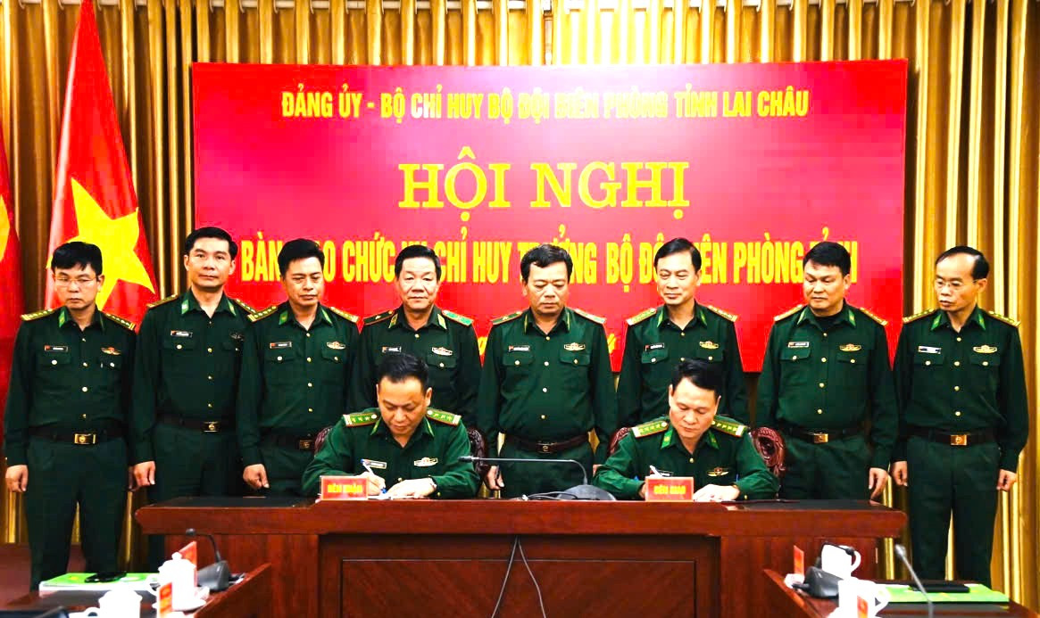 Thượng tá Trương Minh Đức và Đại tá Triệu Quốc Nguậy (từ trái sang phải) ký biên bản bàn giao. Ảnh: Đức Duẩn Thượng tá Trương Minh Đức và Đại tá Triệu Quốc Nguậy (từ trái sang phải) ký biên bản bàn giao. Ảnh: Đức Duẩn