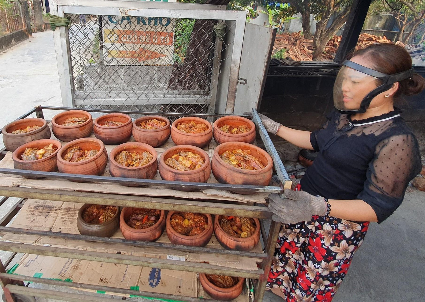 Lý Nhân là vùng có địa lý, thổ nhưỡng thuộc vùng chiêm trũng của đồng bằng Sông Hồng, có diện tích ao hồ lớn, nhiều cá, tôm... Từ bao đời, nơi đây có món cá trắm đen kho riềng nức tiếng. Dịp cuối năm người dân làng Đại Hoàng tất bật kho cá để kịp xuất bán đi khắp các tỉnh.