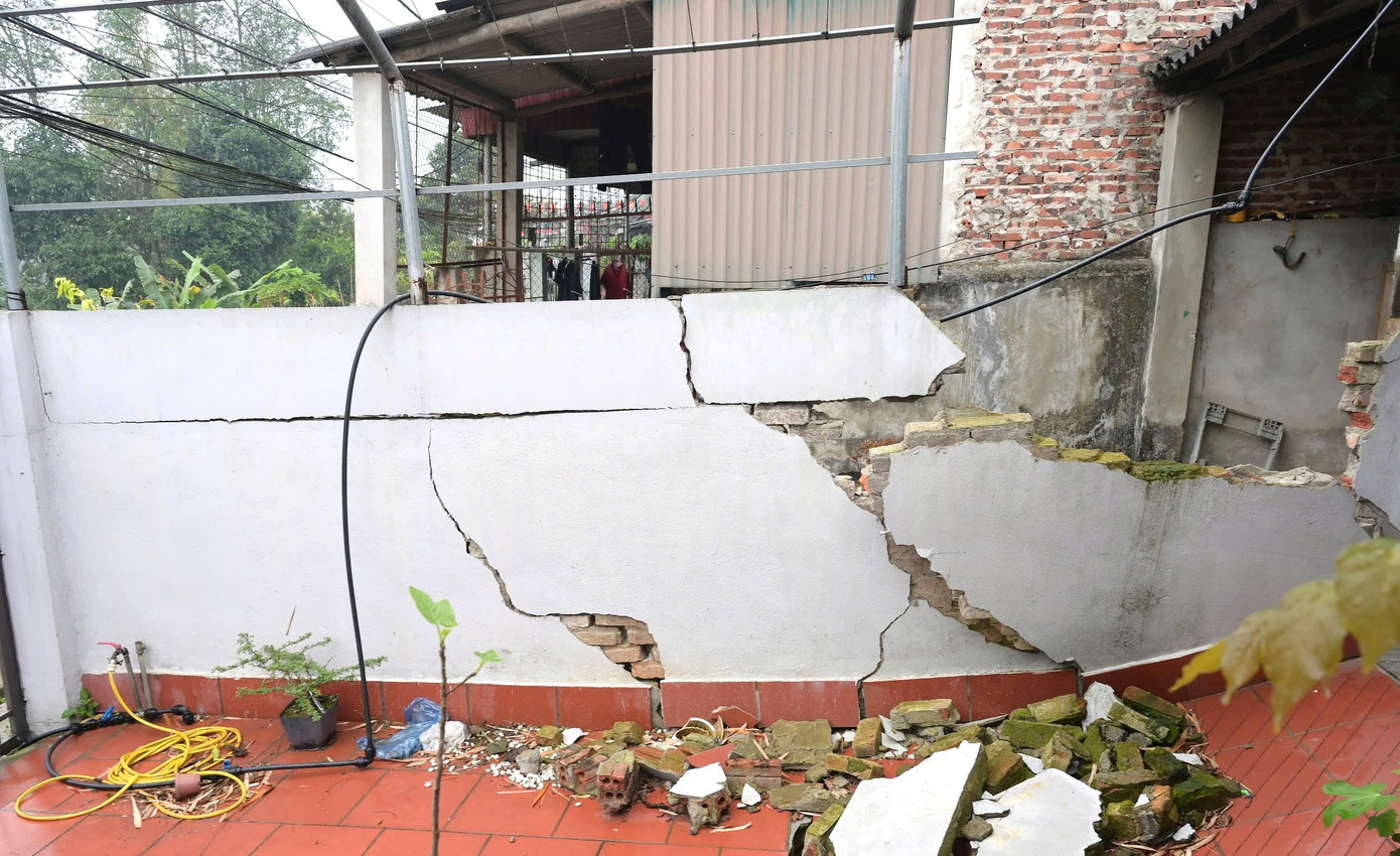 Như Tiền Phong đã đưa tin, Chủ tịch UBND tỉnh Lào Cai ban hành quyết định công bố tình huống khẩn cấp về thiên tai do nhiều nhà dân đang có hiện tượng lún nền, nứt tường. Tuyến đường 23/9, phường Pom Hán (thành phố Lào Cai) cạnh các hộ dân này bị tụt sâu, nguy cơ trôi cả mảng đất lớn xuống dãy dân cư ở phía dưới chân taluy.