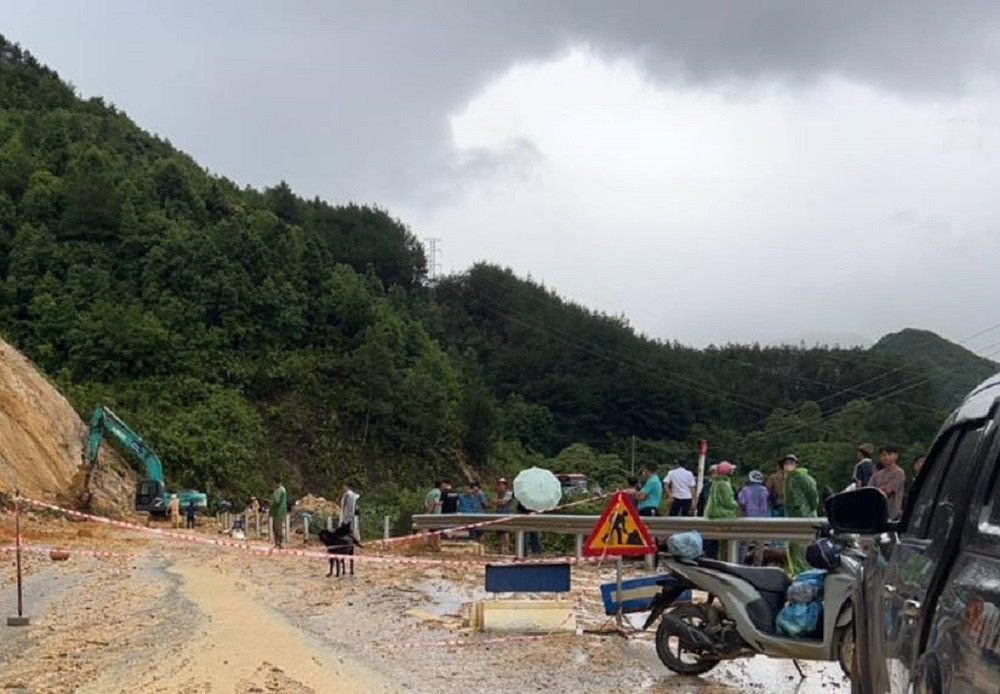 Điểm sạt lở tại Km76+650, Quốc lộ 4D nối Lai Châu với Lào Cai đã được khắc phục ngay trong ngày 3/7.